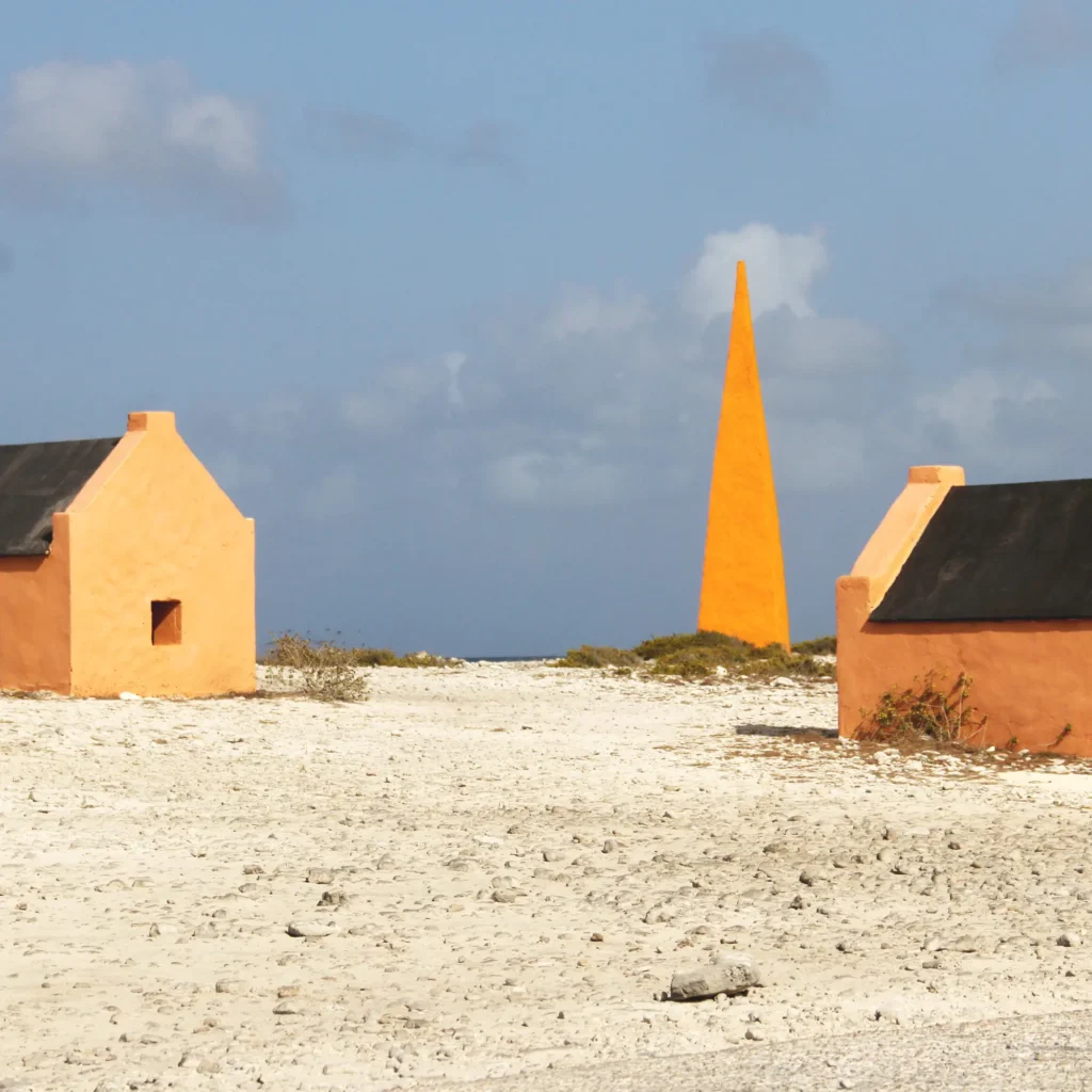 orange obelisk en slavenhuisjes Bonaire