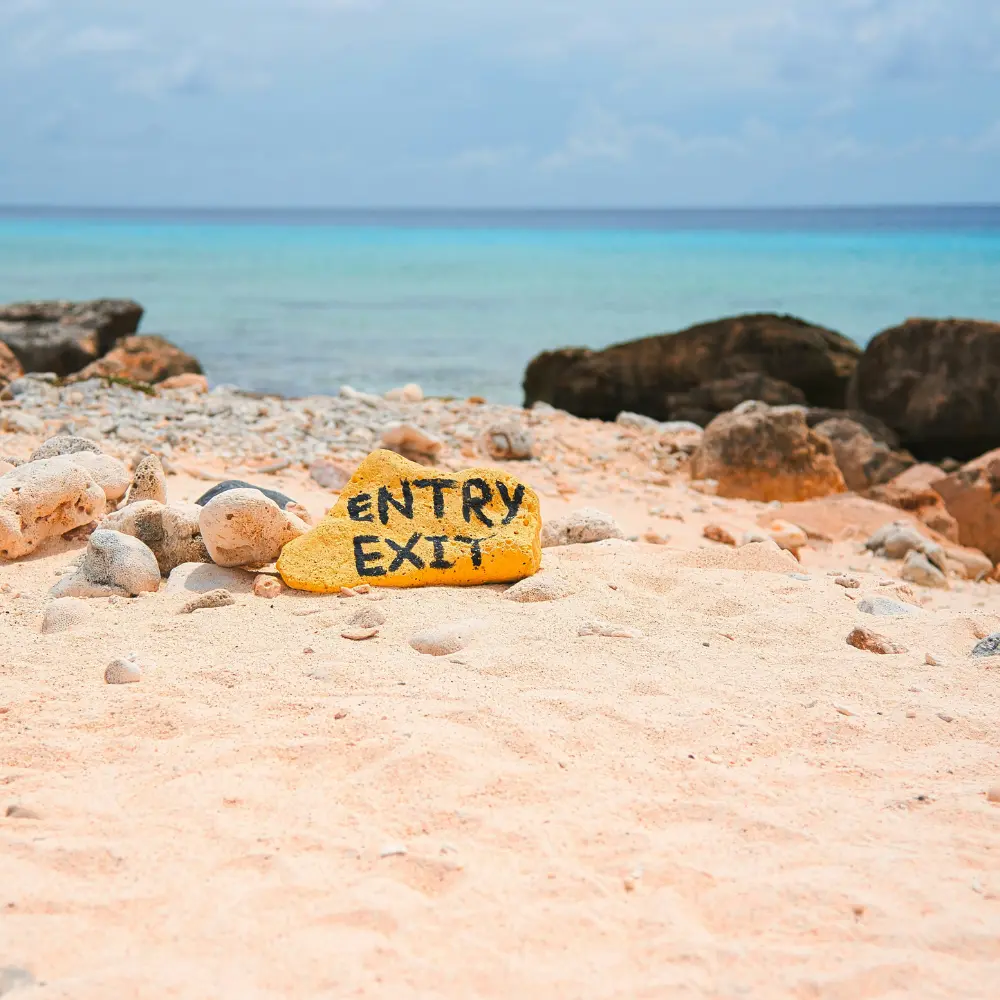 gele steen bij standen Mi Casa Bonaire
