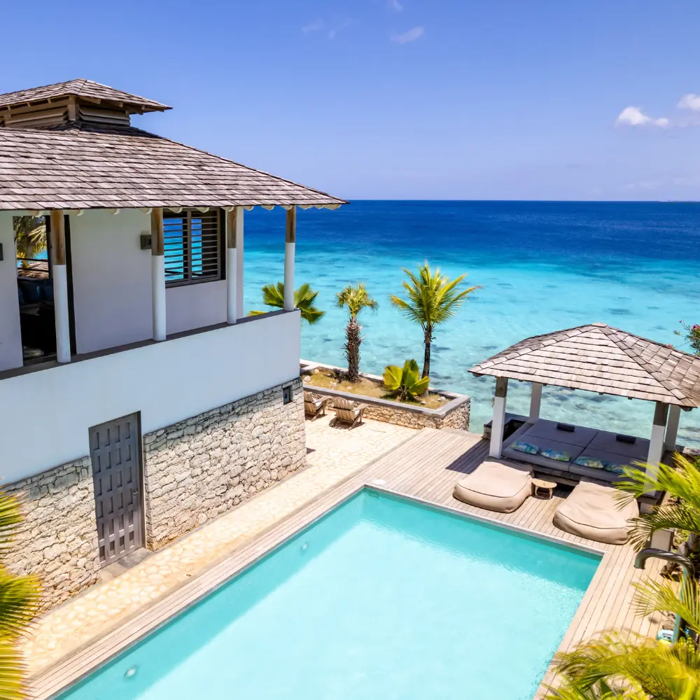 zwembad bij de zee van Mi Casa Bonaire